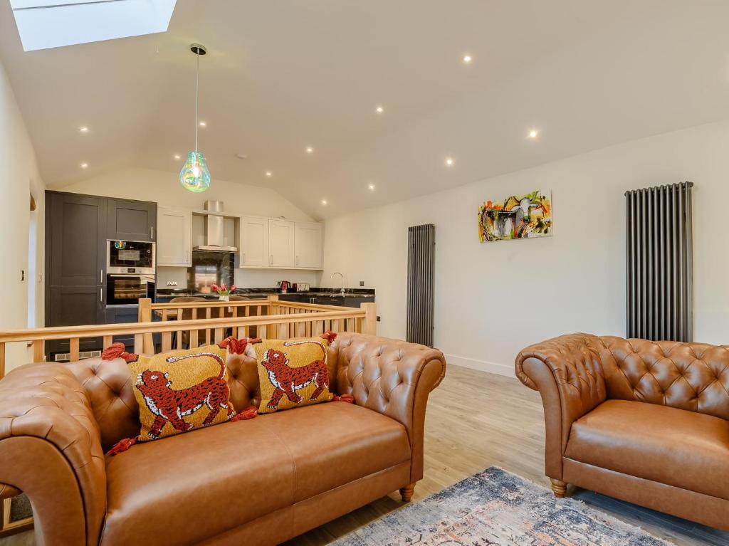 a living room with two couches and a kitchen at 2 Bed in Dalston 93820 in Dalston