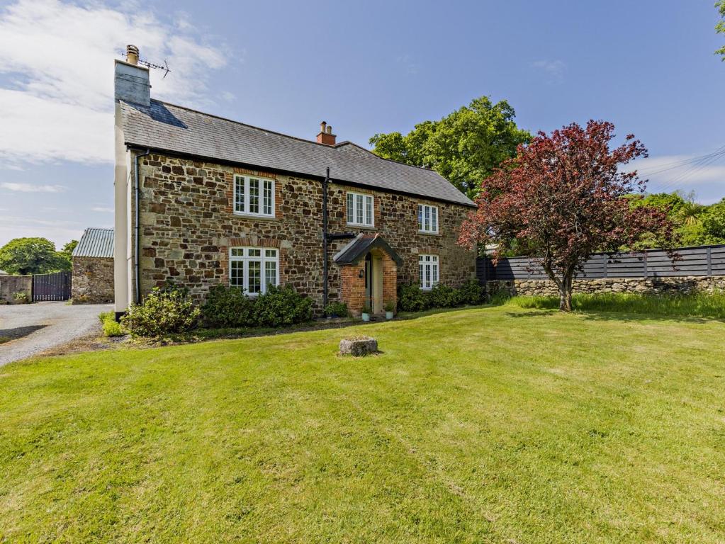 オークハンプトンにある6 Bed in Okehampton ESTRAの古い石造りの家
