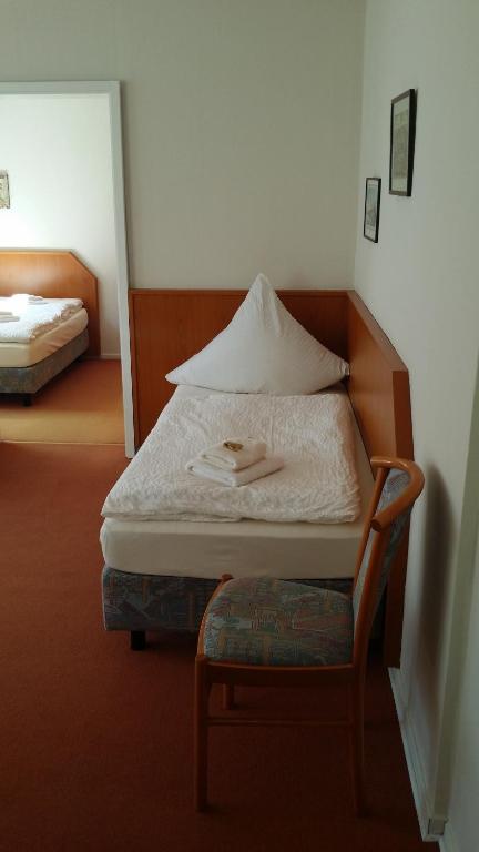 Postel nebo postele na pokoji v ubytování Hotel Garni Kaiserpfalz