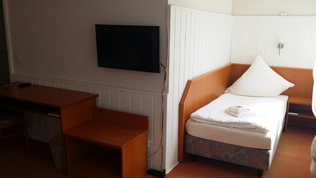 Postel nebo postele na pokoji v ubytování Hotel Garni Kaiserpfalz