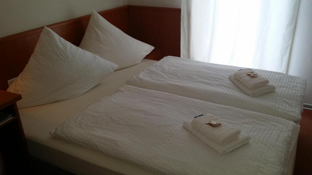 Postel nebo postele na pokoji v ubytování Hotel Garni Kaiserpfalz