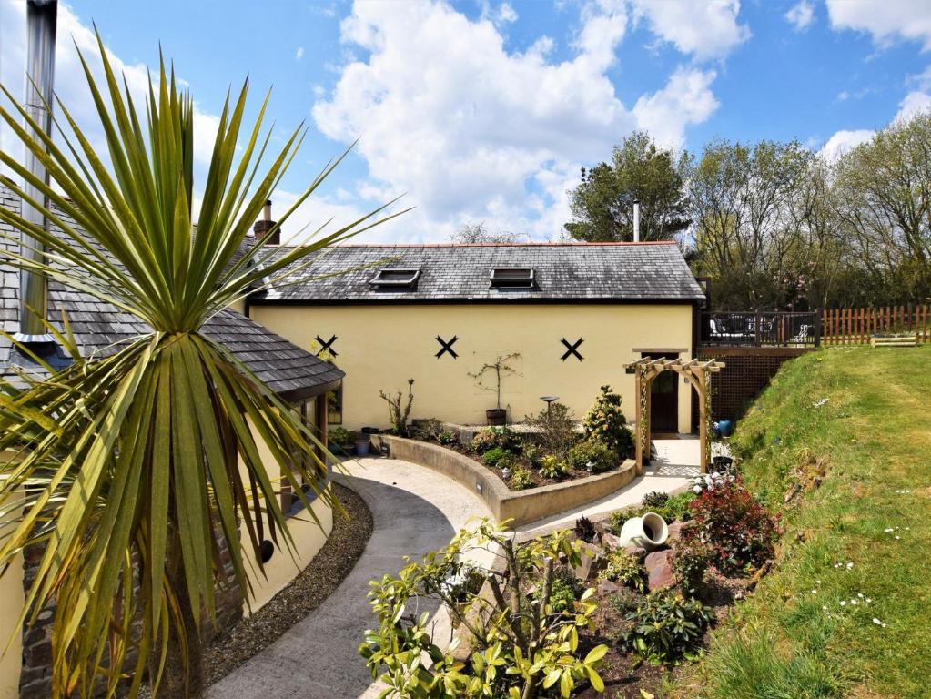 una casa con un jardín delante de ella en 2 Bed in South Molton 81228, en East Worlington