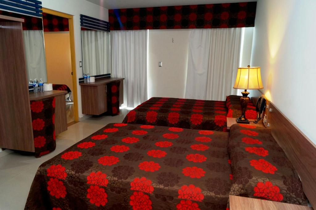 Postel nebo postele na pokoji v ubytování Palacio Rojo Hotel Familiar