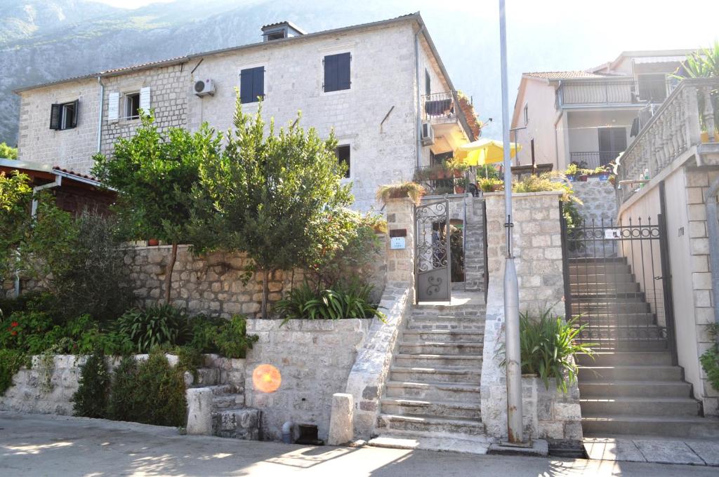 Un conjunto de escaleras que conducen a un edificio en Captain's House in Dobrota, en Kotor