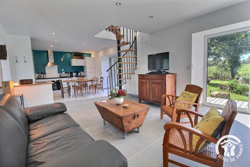 een woonkamer met een bank en een tafel bij Rumedon in Ploumilliau