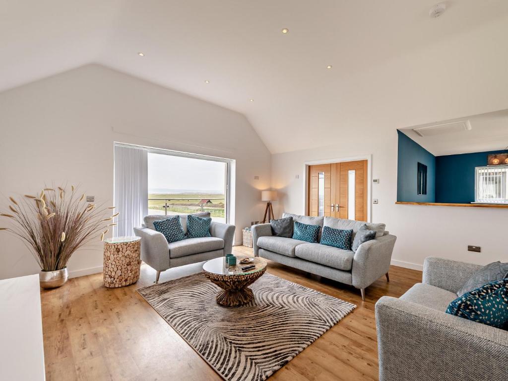 un salon avec deux canapés et une table dans l'établissement 4 Bed in Westward Ho 94726, à Westward Ho