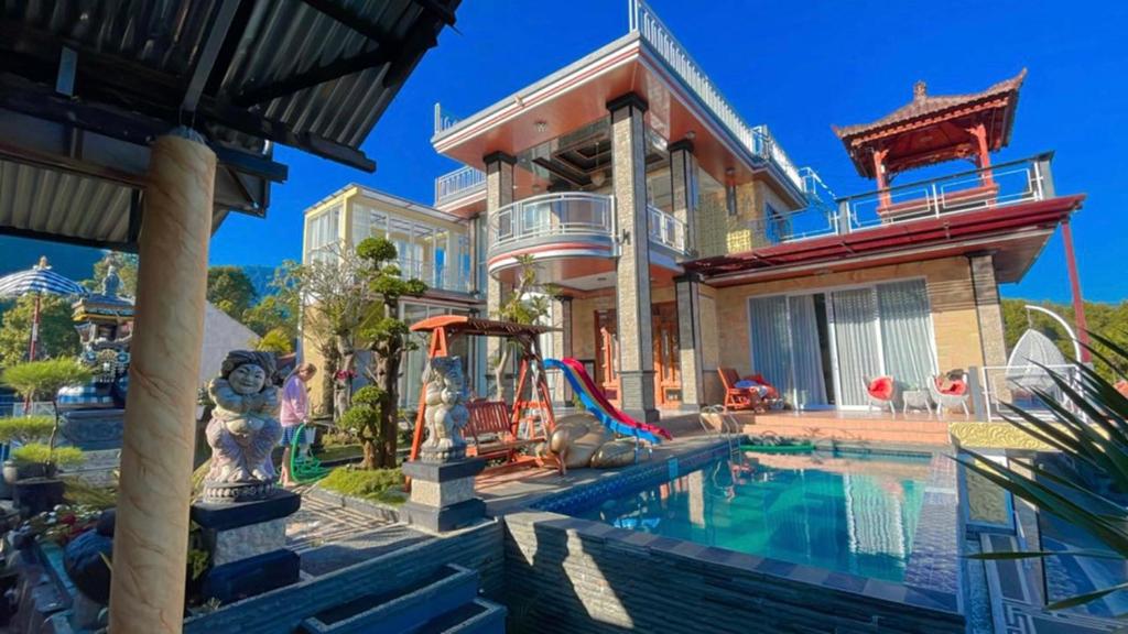 una casa con piscina delante de una casa en As Family Villa, en Singaraja