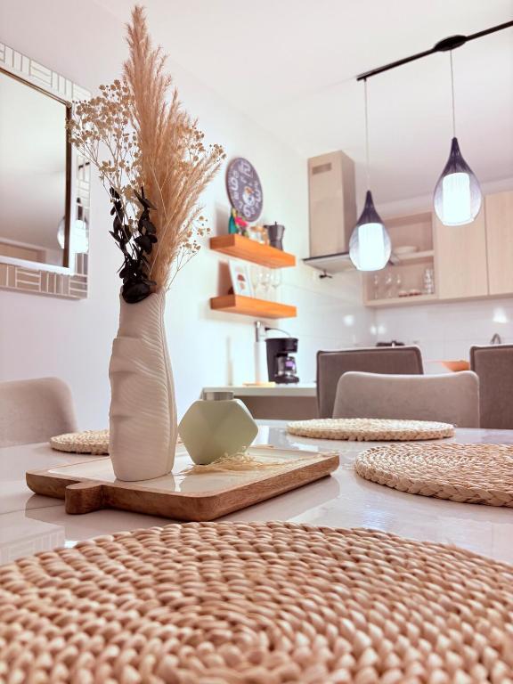 Η κουζίνα ή μικρή κουζίνα στο Apartamento moderno con balcón y vista a la ciudad cerca al mall plaza