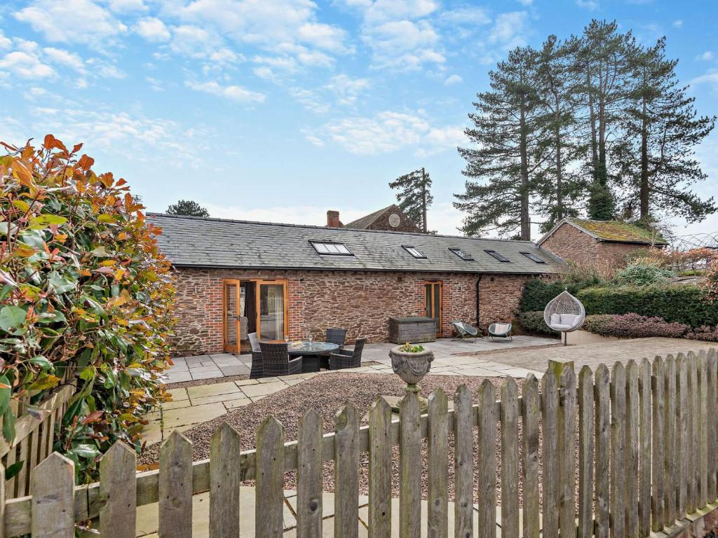 Pencombeにある2 Bed in Leominster 50518の塀の前のレンガ造りの家