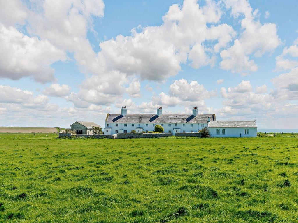 una casa en medio de un campo verde en 4 Bed in Isle of Purbeck IC036, en Worth Matravers