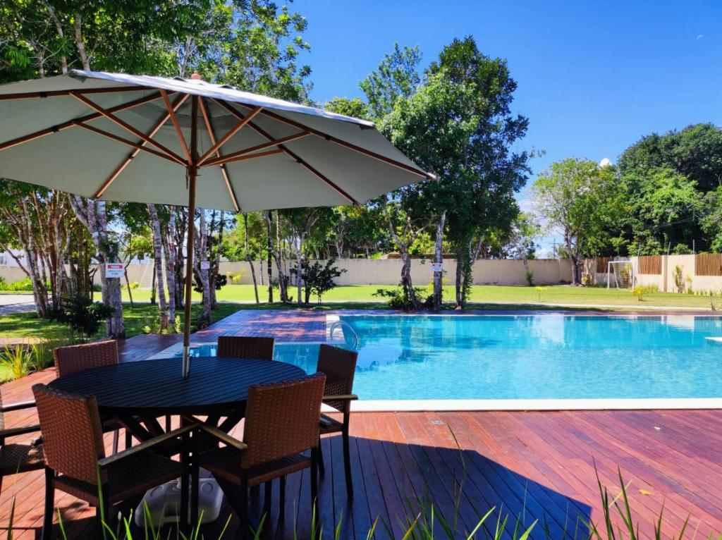 Bassein majutusasutuses Casa incrível no Arraial D'Juda, Praia de Pitinga com churrasqueira e banheira, em condominio piscina e parque infantil või selle lähedal