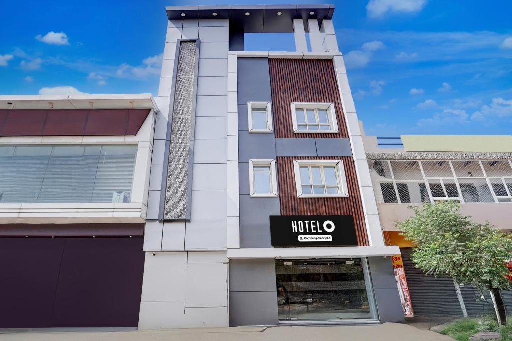 a building with a hikeo sign on it at Super Hotel O Krishna Janam Bhoomi Formerly Ashirwad Palace in Mathura