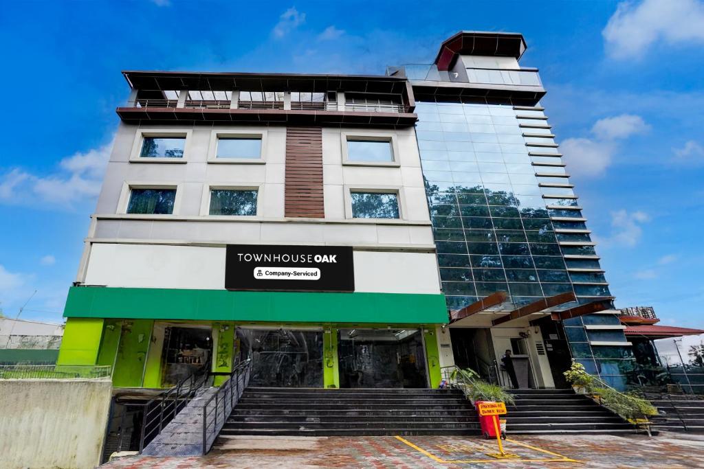 デヘラードゥーンにあるSuper Townhouse Oak ONGC Crossway Formerly Hotel Gold Stone Comfortの正面に看板がある建物