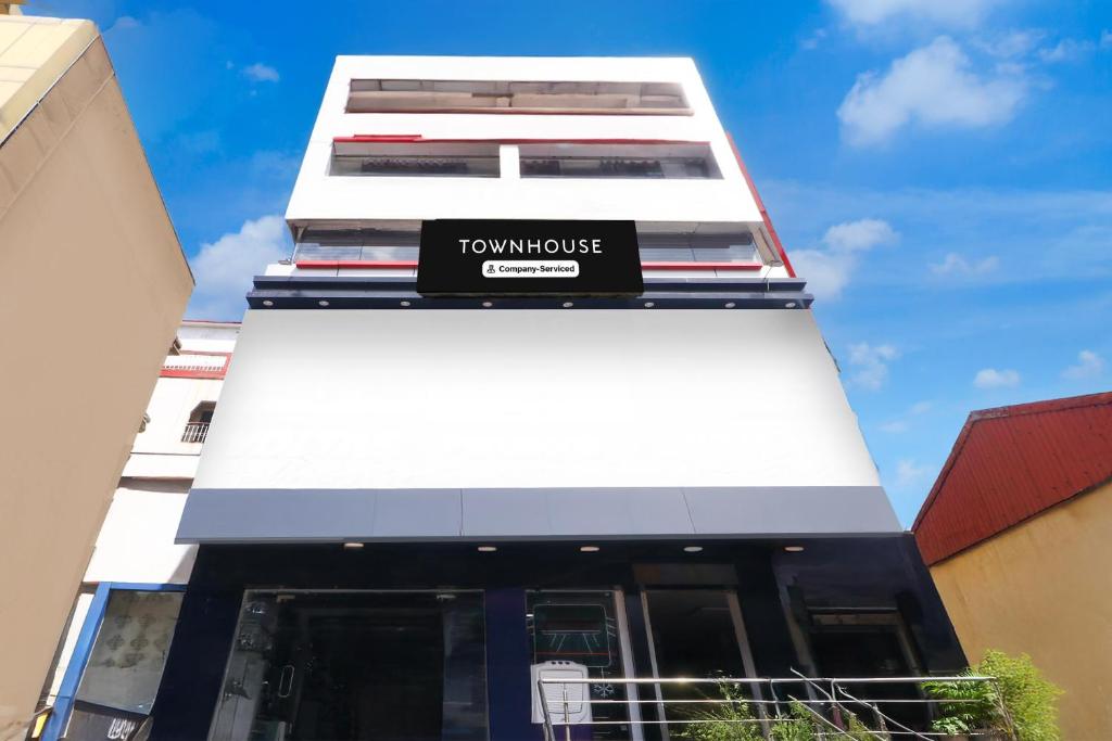 a building with a tumulus sign on it at Super Townhouse Bank More Dhanbad Formerly Rise And Dine in Dhanbād