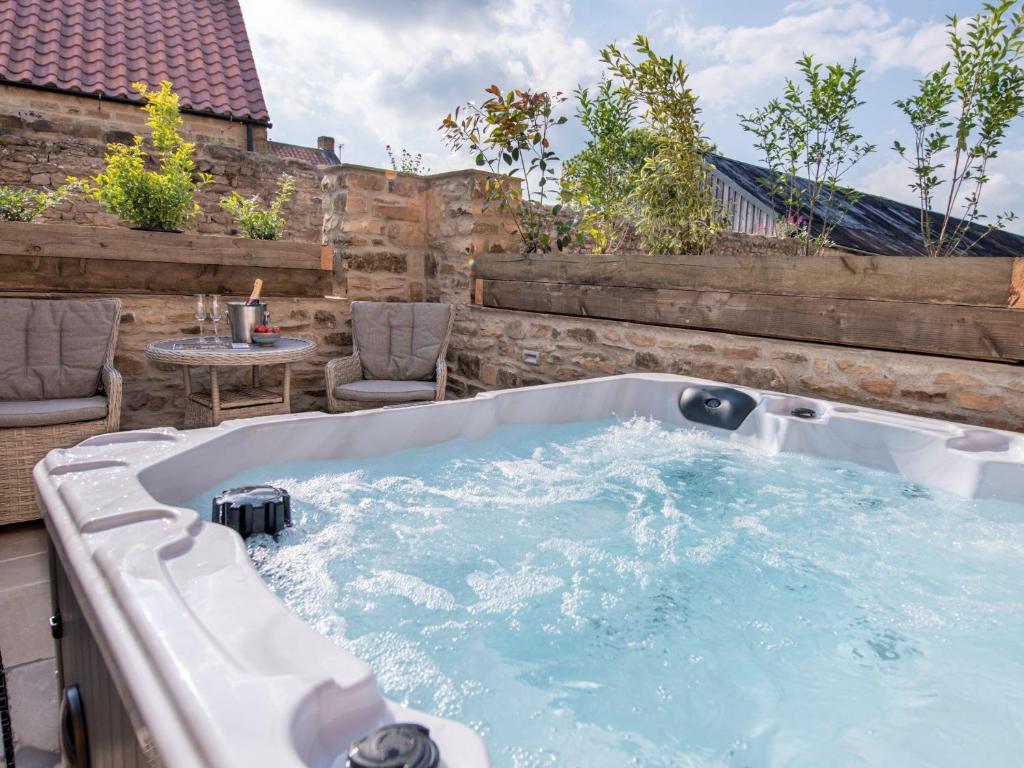 una bañera de hidromasaje en un patio trasero con una mesa en 1 Bed in Richmond 88589, en Easby