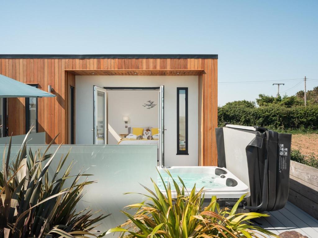 bañera en la cubierta de una casa en 1 Bed in Woolacombe 52915, en Ilfracombe