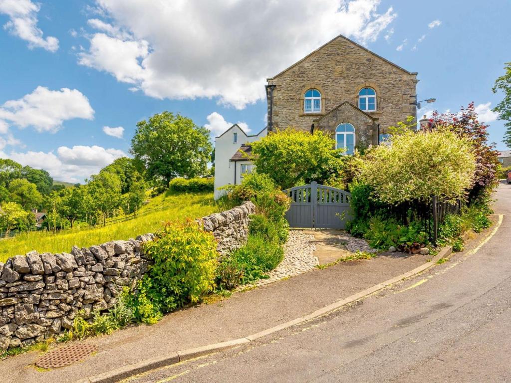 ハーティントンにある4 Bed in Hartington 88196の門と石壁の石造家