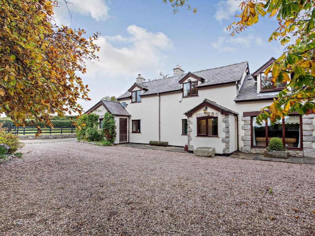 Whitfordにある3 Bed in Holywell 89614の砂利道付家の外観
