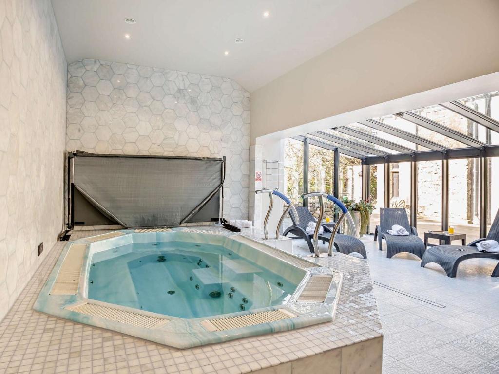 a jacuzzi tub in the middle of a room at 9 Bed in Porthmadog 90740 in Talsarnau