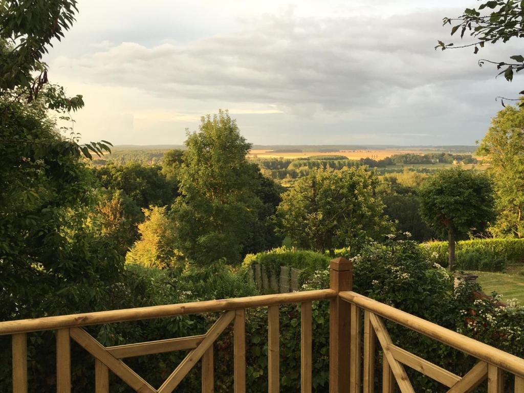 uma vista do convés de uma casa em Mon petit coin de Paradis - Calme - 1h de Paris em Liancourt-Saint-Pierre