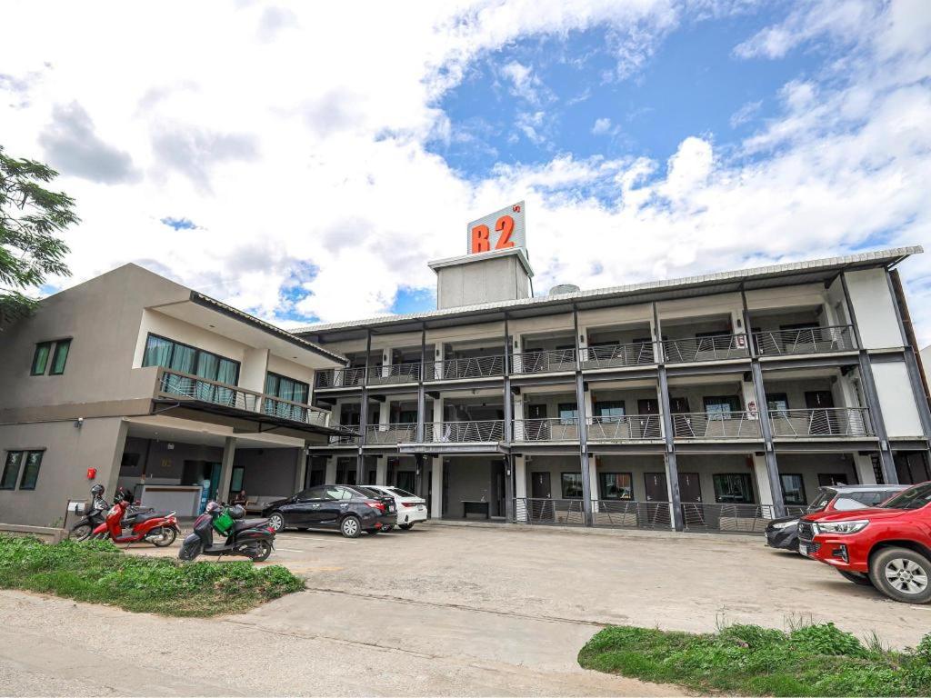 a large building with cars parked in front of it at B2 Lanna Boutique & Budget Hotel in Chiang Mai