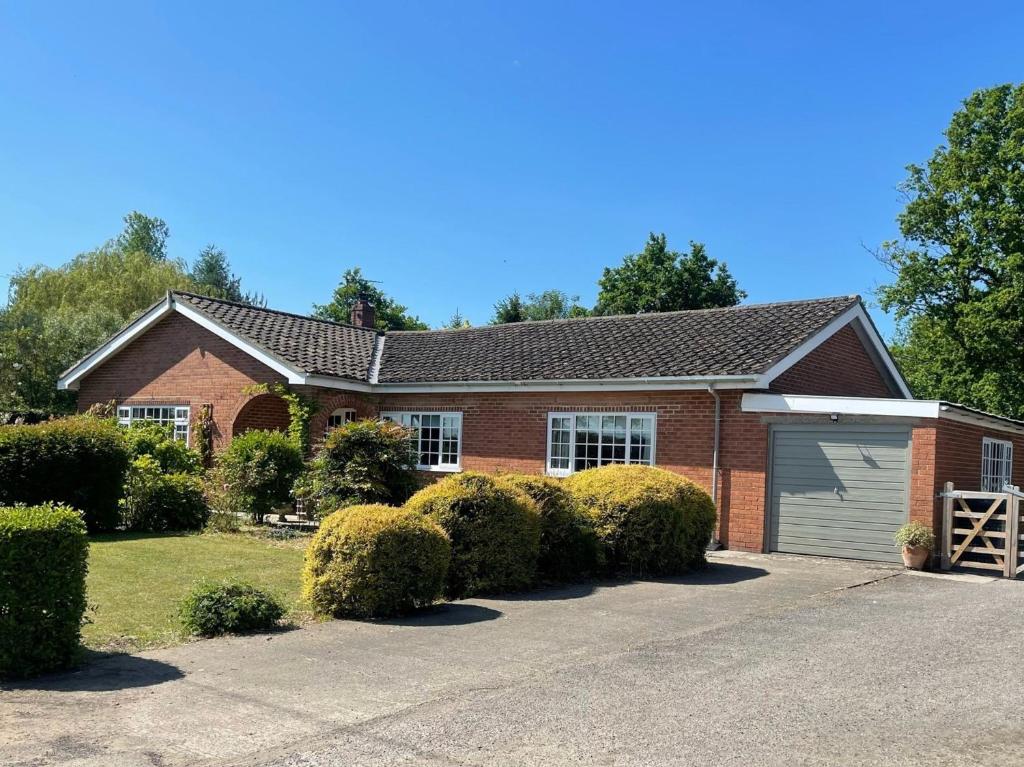 una casa de ladrillo rojo con garaje en 3 Bed in Thirsk 91245, en Sessay