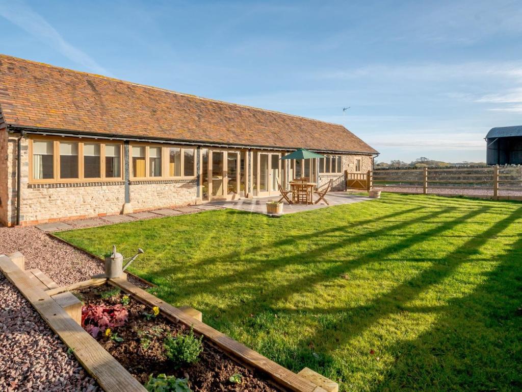 a house with a large lawn in front of it at 2 Bed in Ledbury 60203 in Redmarley DʼAbitot