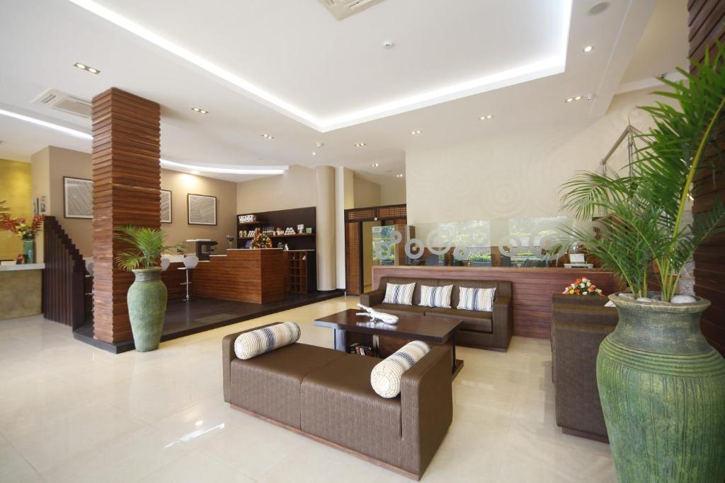 Best Western Premier Garden Hotel Entebbe tesisinde bir oturma alanı