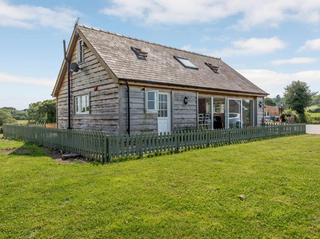 Efenechtydにある1 Bed in Ruthin 83640の草の間に柵を持つ小さな家