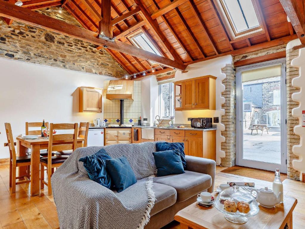Saint Giles on the Heathにある1 Bed in Launceston 81076のソファとテーブルのあるリビングルーム