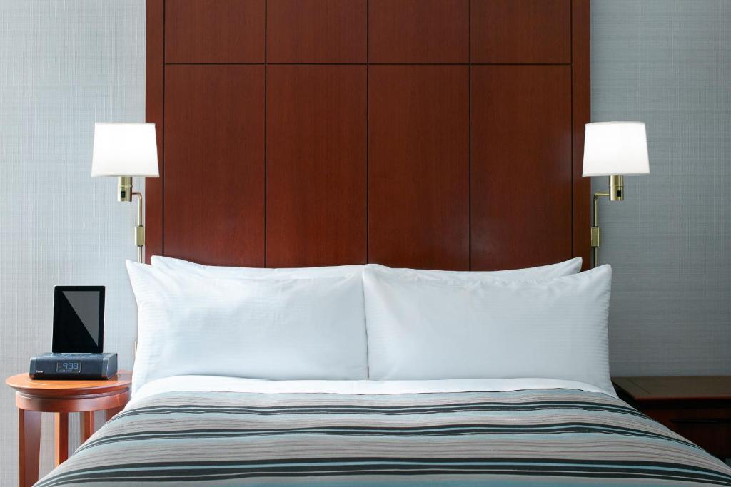 Postel nebo postele na pokoji v ubytování Central Loop Hotel