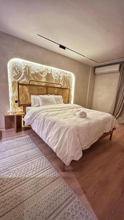 Una cama o camas en una habitación de Comfortable Apartment Bohemian style in Zamalek for Family