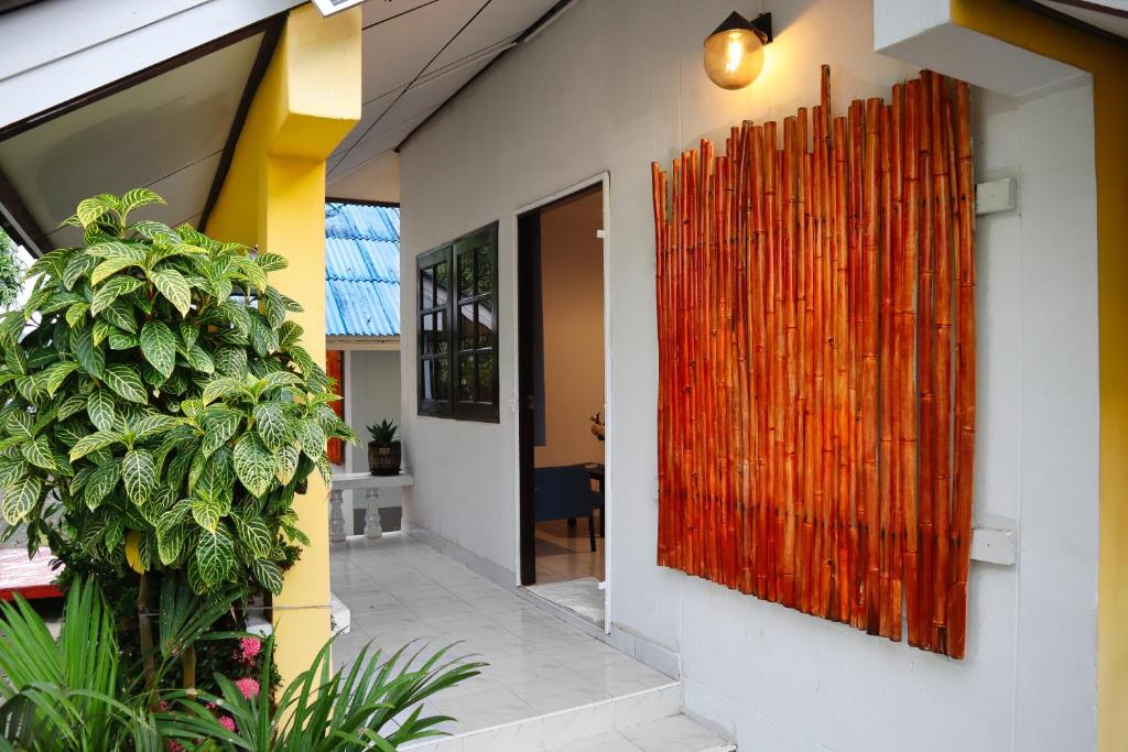 een schilderij aan de zijkant van een gebouw bij Friends Retreat Phuket in Ban Bo Han