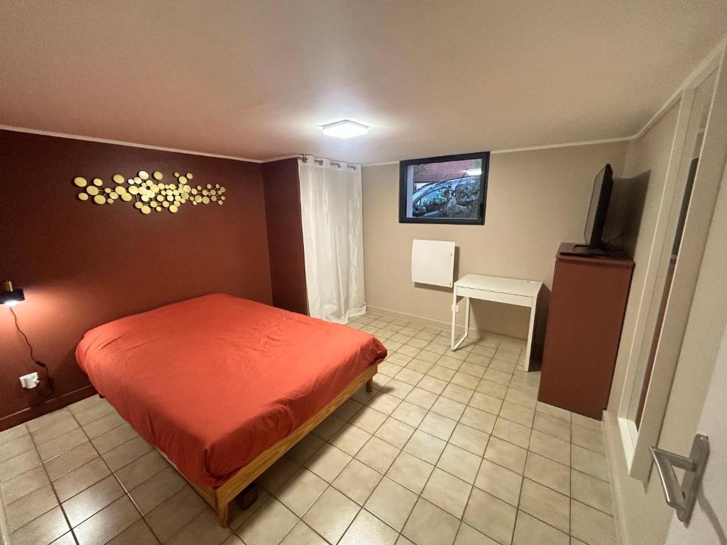 Ένα ή περισσότερα κρεβάτια σε δωμάτιο στο Chambre au calme parc de la colombière