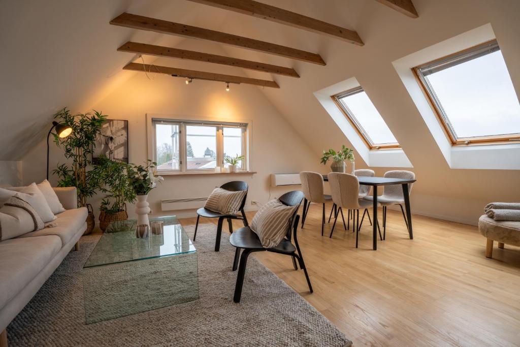 Posezení v ubytování Penthouse med skråtak og utsikt - Sentralt