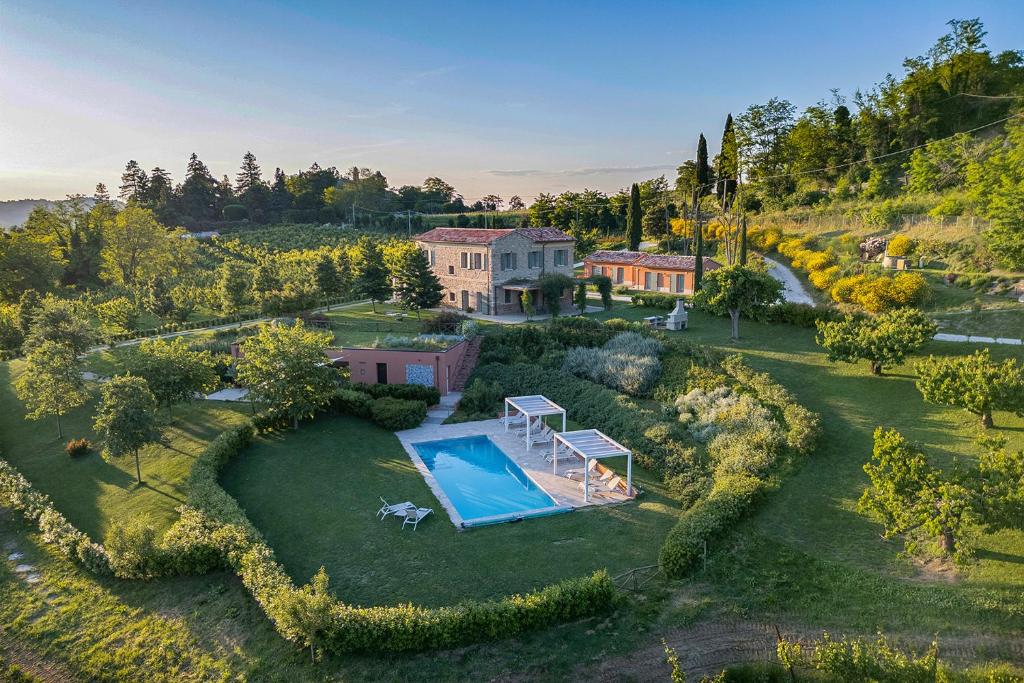 an aerial view of a house with a swimming pool in a yard at Agriturismo Corbaia Relais in Santa Lucia di Roversano