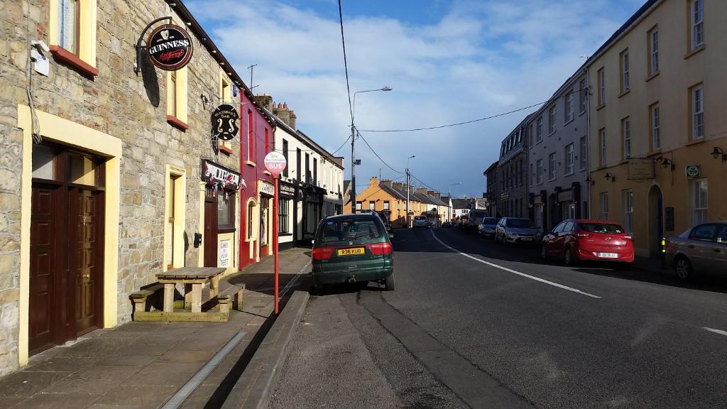 une petite voiture verte garée sur le côté d'une rue dans l'établissement Blacklion Holiday Homes, à Blacklion