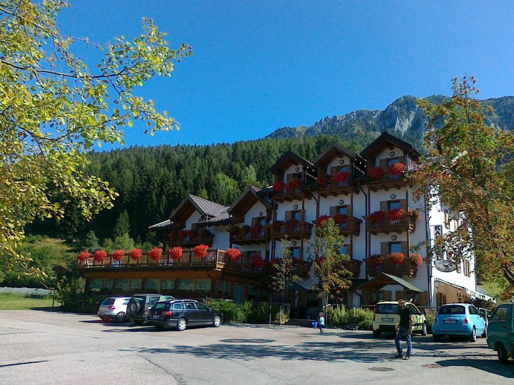Nespecifikovaný výhled na hory nebo výhled na hory při pohledu z hotelu