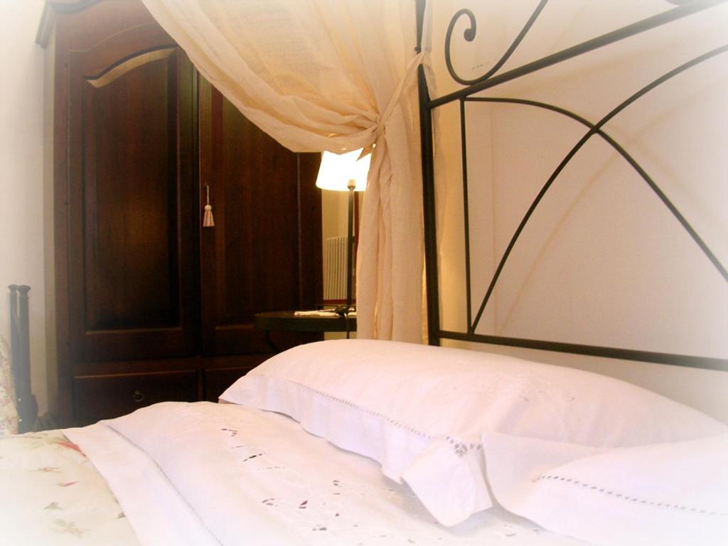 A bed or beds in a room at Ascoli Antica B&B