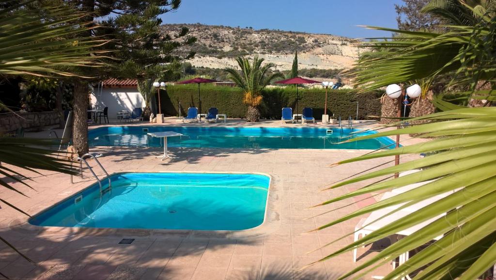 皮斯索里的住宿－蘭佐假日公寓式酒店，度假村内的一个蓝色海水游泳池