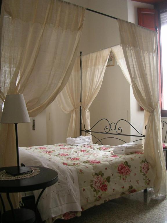 A bed or beds in a room at Ascoli Antica B&B