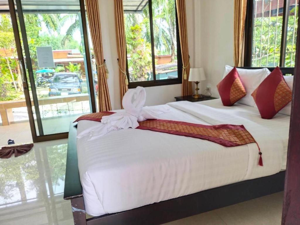 Una cama o camas en una habitación de Palmthien Pool Villa Aonang