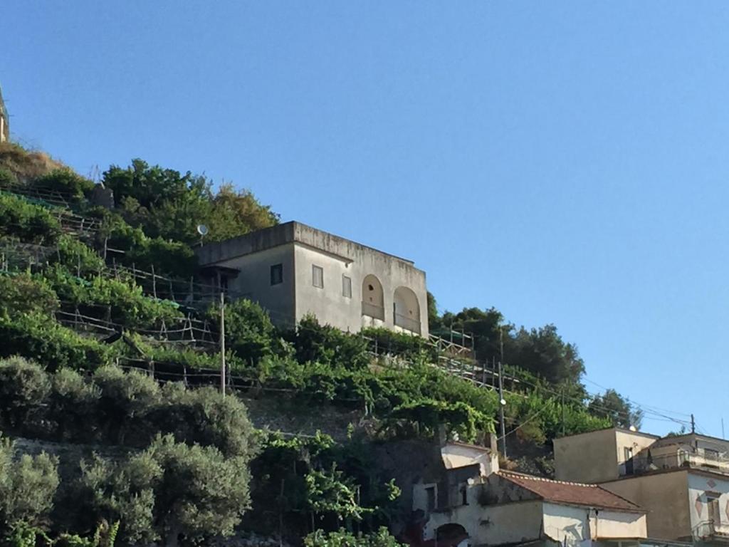 un edificio al lado de una colina en La Casa Del Nonno Raffaele- Country house, en Ravello