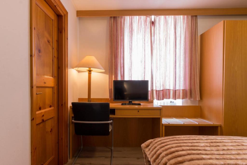 TV a/nebo společenská místnost v ubytování Albergo Genziana