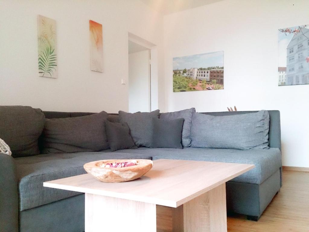 a living room with a couch and a table at GUWO Gästewohnung Friedrich-Schiller-Str 28 in Sprucke