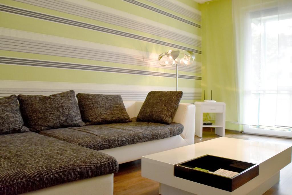 Una sala de estar con un sofá y una mesa de café. en GUWO Gästewohnung Friedrich-Schiller-Str 27, en Guben