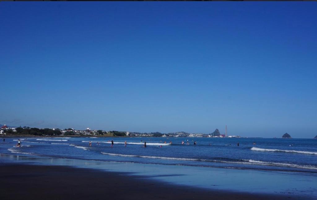 Sunny in Fitzroy - Resim 1