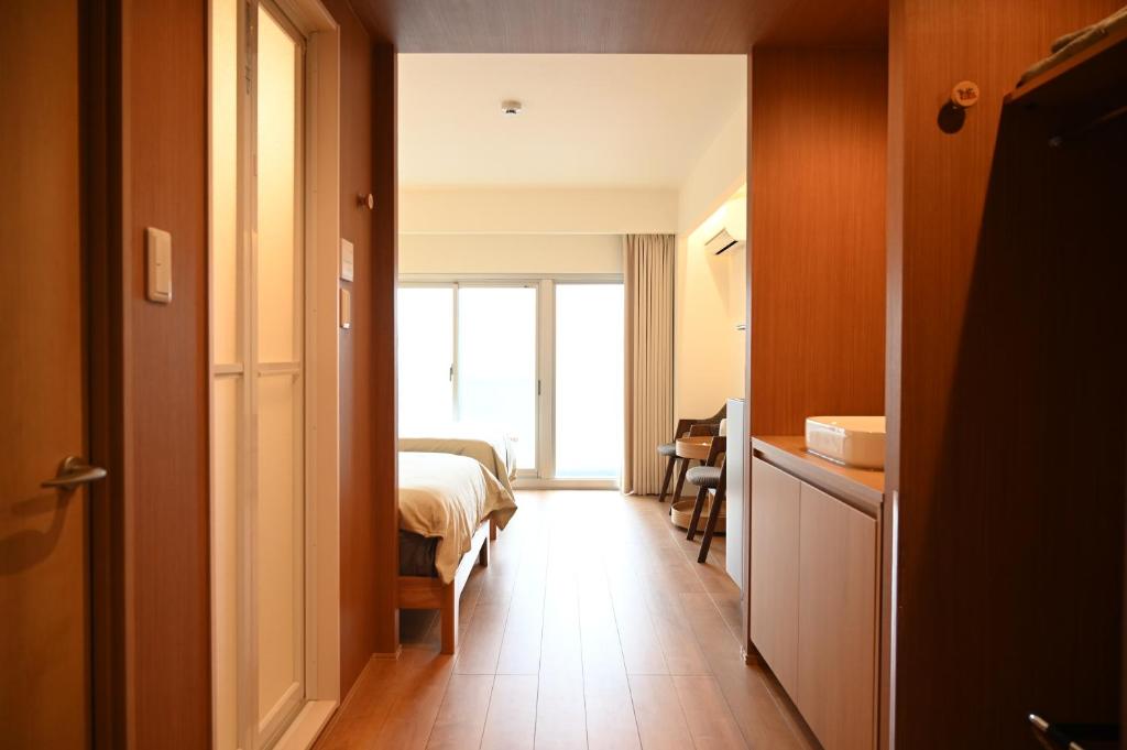 a hotel room with a bed and a window at Yolo Hotel 最寄駅徒歩1分 Askusa 秋葉原 スカイツリー近く 東京観光に最適 空港アクセス良好 in Tokyo