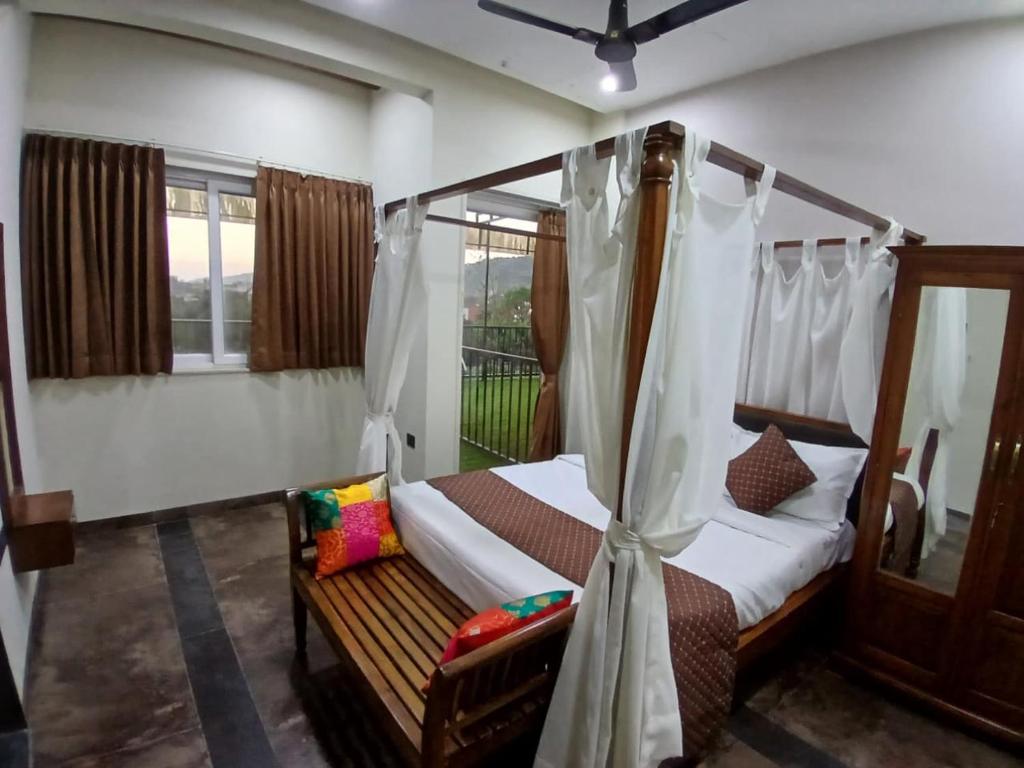 Postel nebo postele na pokoji v ubytování Swara Mangalam Villas And Resort