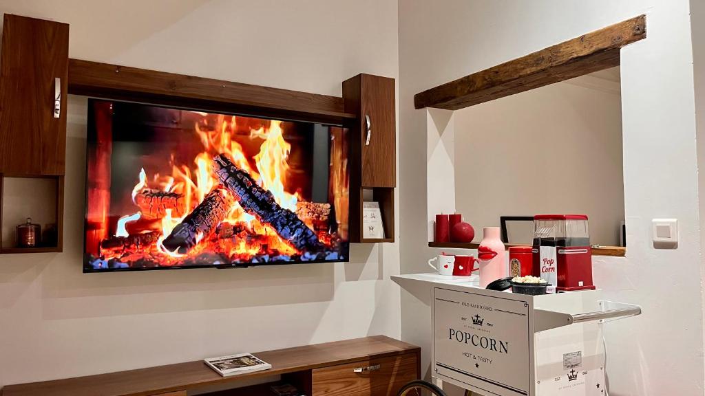 sala de estar con chimenea en la pared en LE CHÊNE - Studio Provençal à Mougins - AC - Wifi - Parking Gratuit -, en Mougins
